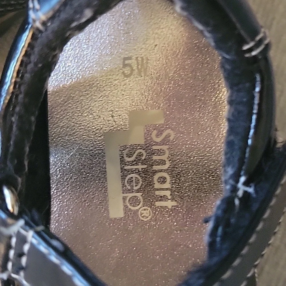 SMART STEP black patent leather mary jane shoes, hearts. Hook loop closure. 5W